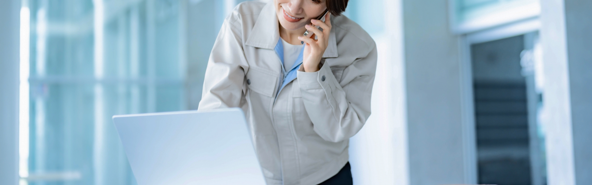 電話をする女性