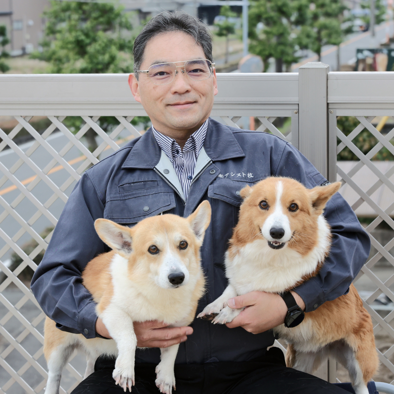 犬二匹と写る代表