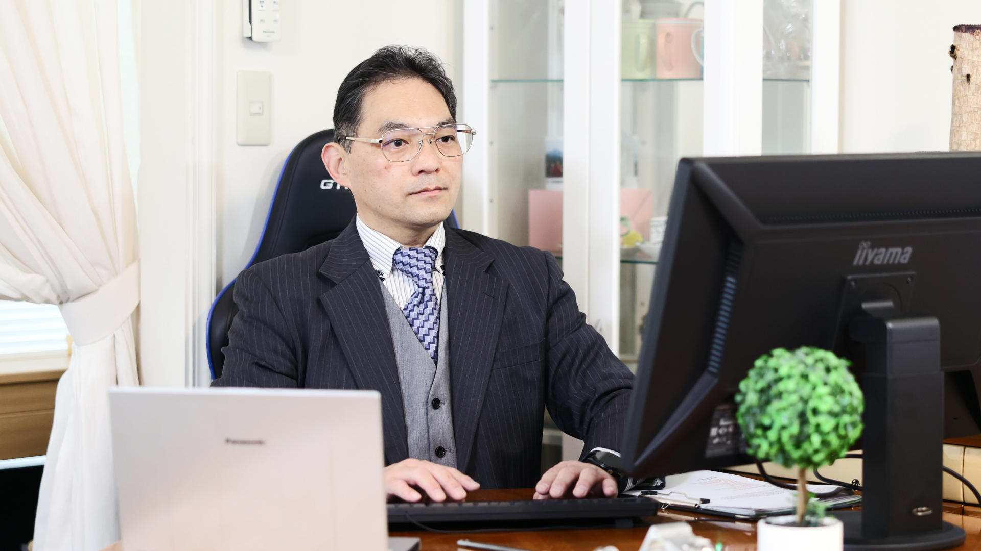 パソコンに手を置く代表写真